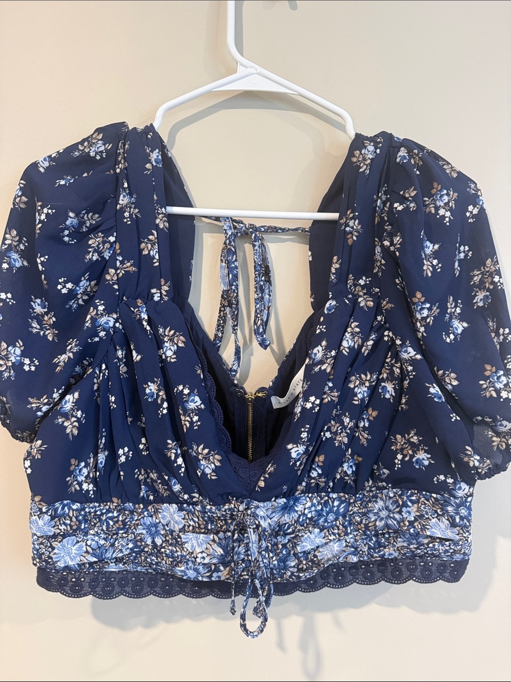 Altard State Navy Floral Puff-Sleeve Cropped Top